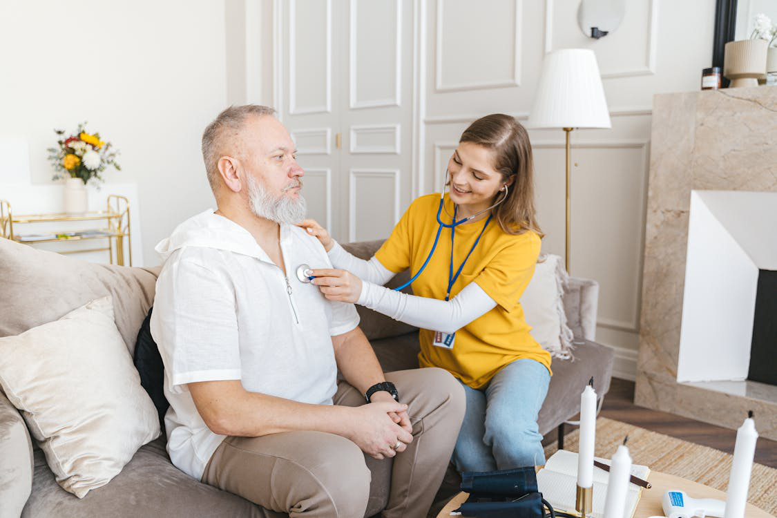 Choosing Between Live-In or Hourly Home Care: What’s Best for Your Loved One?